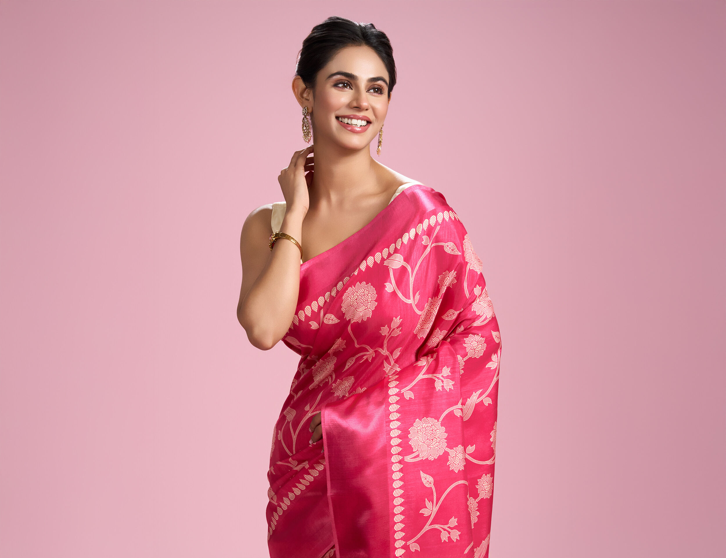 Women flaunting her Cherry Blossom Pink Floral Patterned Zari Work Saree